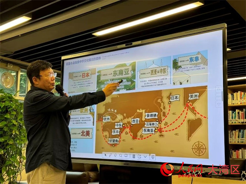 图为故宫太和学者赵强研究员梳理“文化澳门”历史脉络。人民网记者 富子梅摄